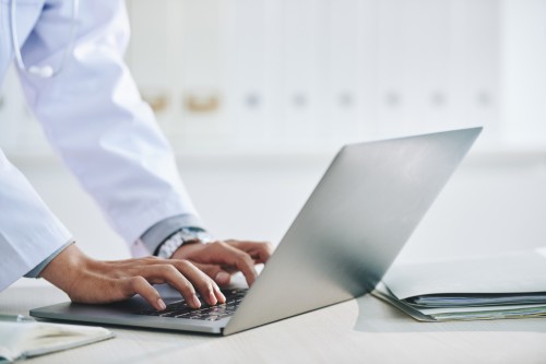 Zwolnienie lekarskie online - jak dostać e-zwolnienie i czy to legalne?