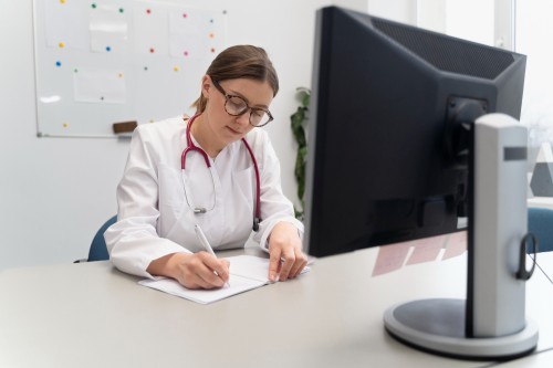 PCOS – objawy zespołu policystycznych jajników i diagnostyka